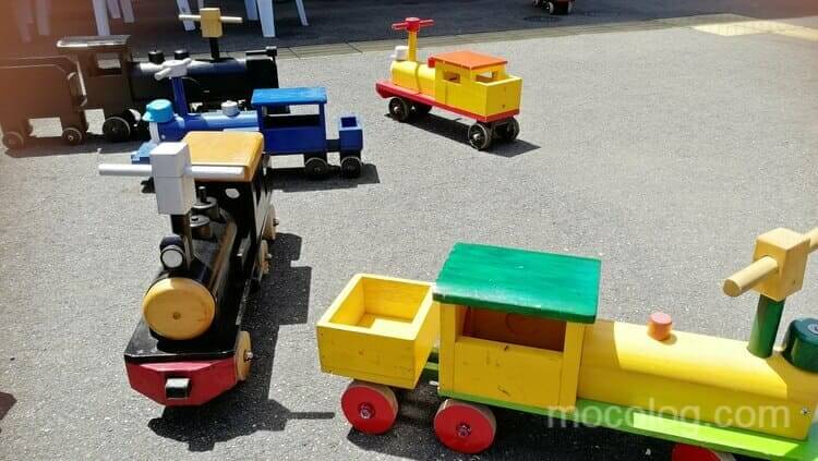 たくさんの木製汽車