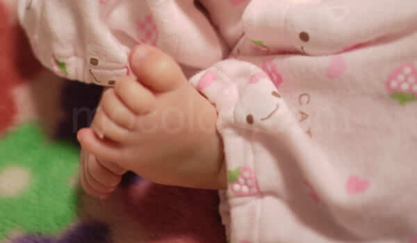 赤ちゃんの足