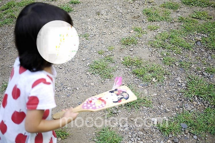羽根つきする娘