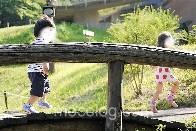 橋で遊ぶ子どもたち