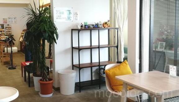 イートインスペースからパン屋